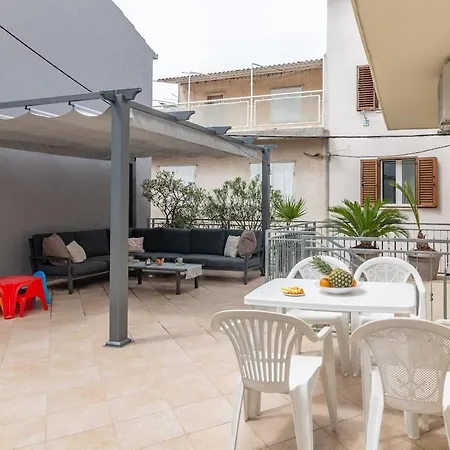 Apartment Spacious Family By The Sea