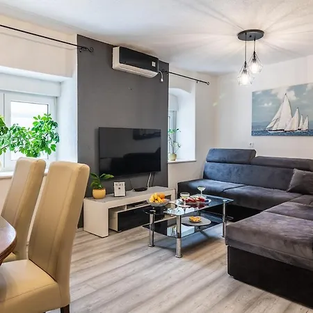 Apartment Spacious Family By The Sea Kastela