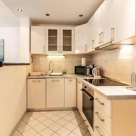 Spacious Family By The Sea Apartment Kastela