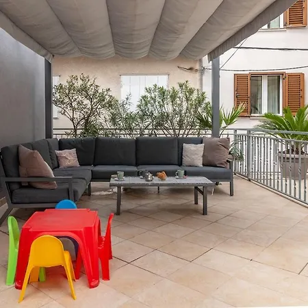 Spacious Family By The Sea Kastela