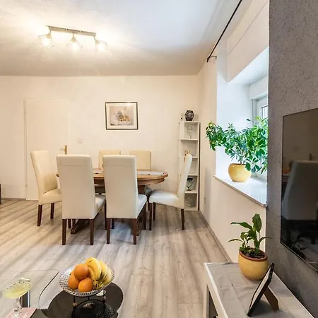 Apartment Spacious Family By The Sea Kastela