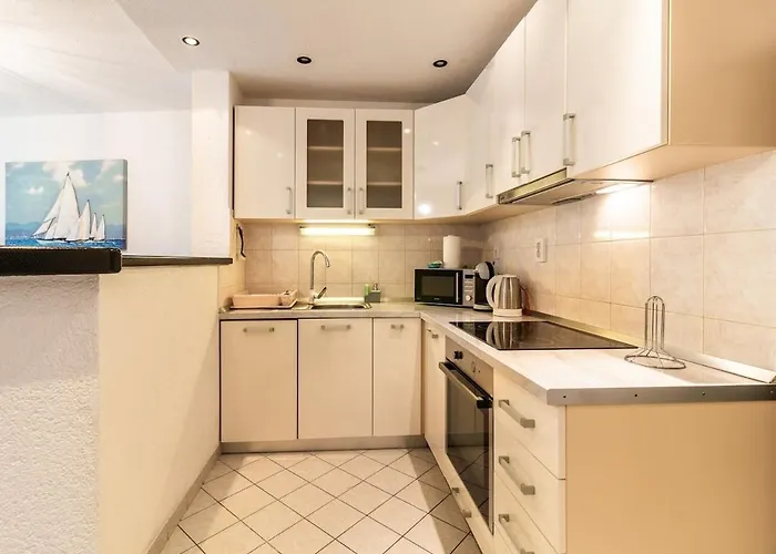 Spacious Family By The Sea 아파트 Kaštela